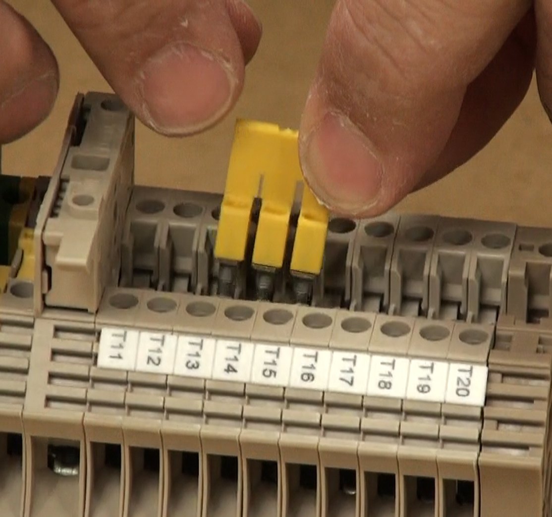 Screwing in Weidmuller WQV Terminal Block Cross-connection jumpers